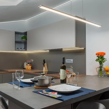 Ena Near Amphitheater * プーラ