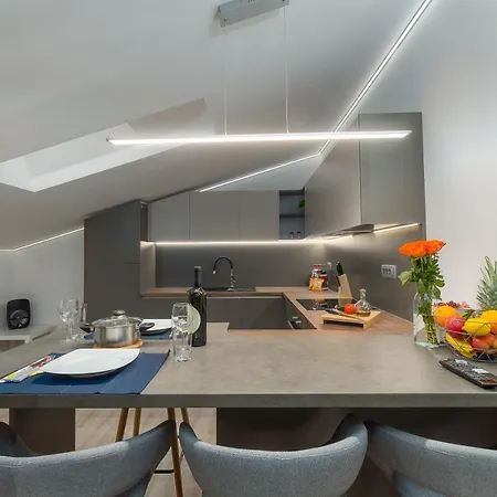 Ena Near Amphitheater * プーラ