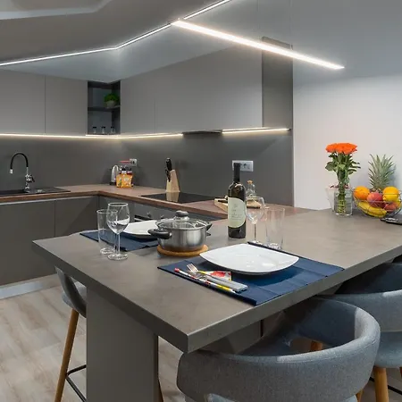 Ena Near Amphitheater * プーラ