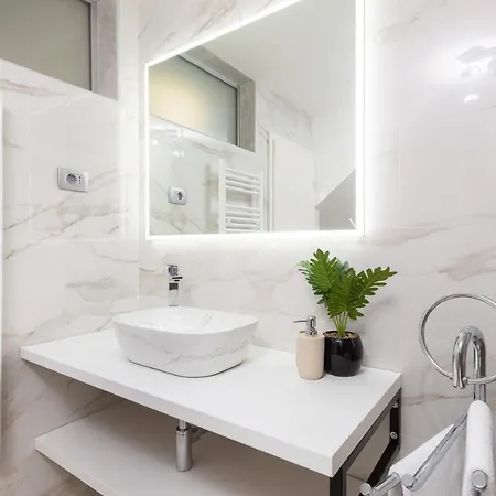 Ena Near Amphitheater プーラ