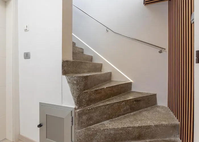 Ena Near Amphitheater Daire