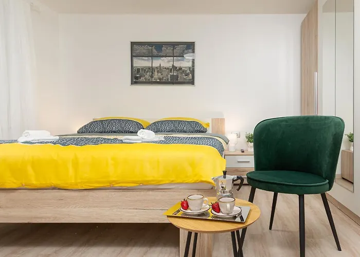 Ena Near Amphitheater Daire Pula