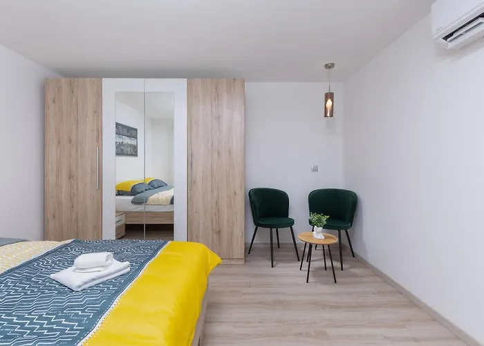 Ena Near Amphitheater Daire *