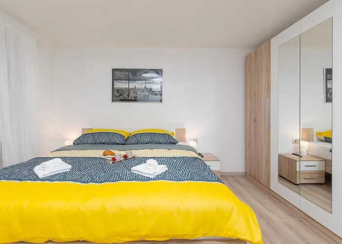 Ena Near Amphitheater Daire Pula