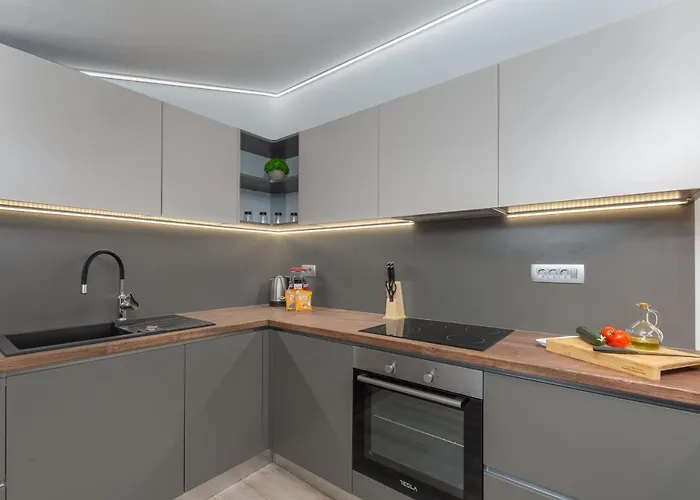 Ena Near Amphitheater Daire Pula