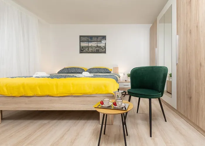 Ena Near Amphitheater Daire *