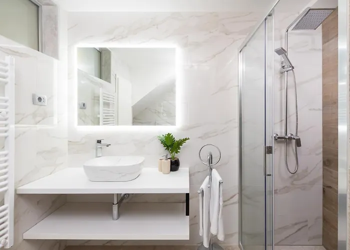 Ena Near Amphitheater Daire *