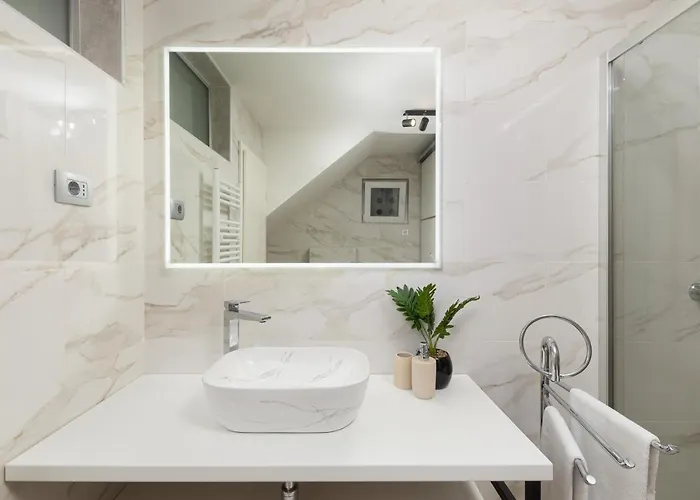 Ena Near Amphitheater Daire Pula