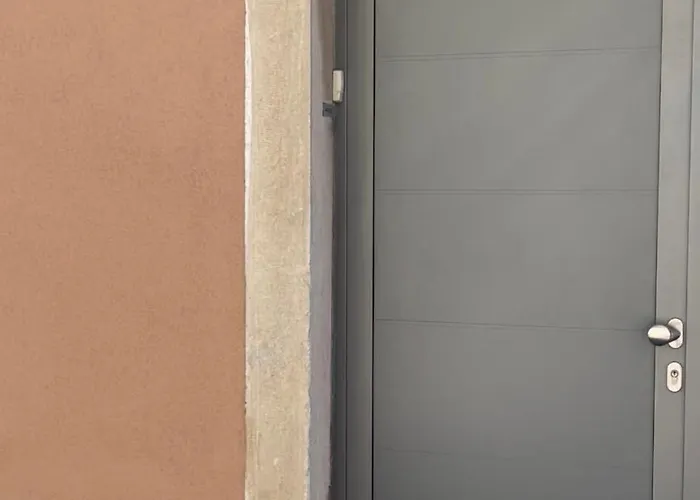 Ena Near Amphitheater Daire